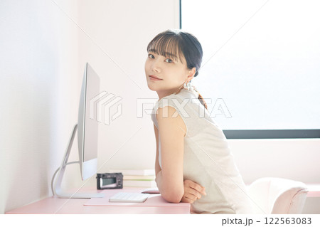 自宅で仕事をする若い女性 122563083