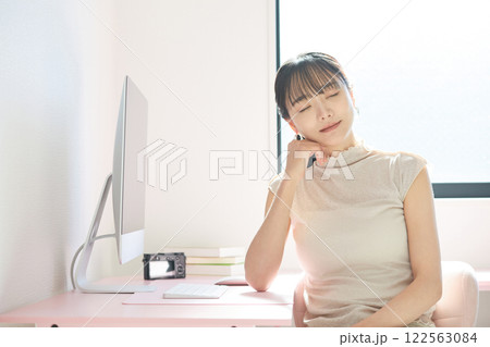 自宅で仕事をする若い女性 122563084