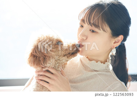 自宅で仕事をする若い女性 自宅で仕事をする若い女性 122563093