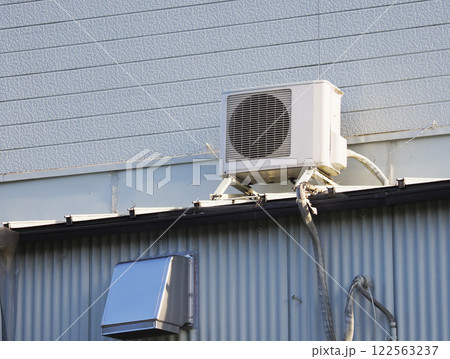 エアコンの室外機 122563237