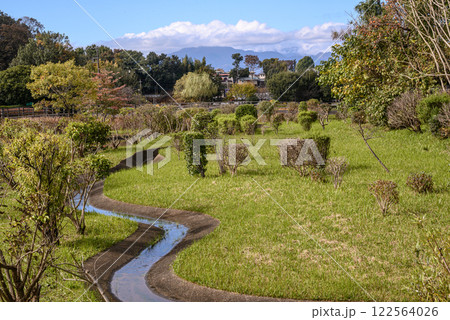 水の流れる公園の風景 122564026