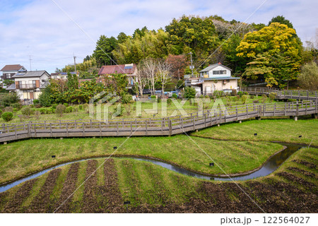 水の流れる公園の風景 122564027