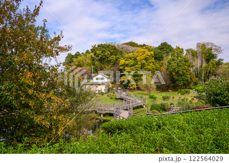 秋の紅葉に染まる山里の風景 秋の紅葉に染まる山里の風景 122564029