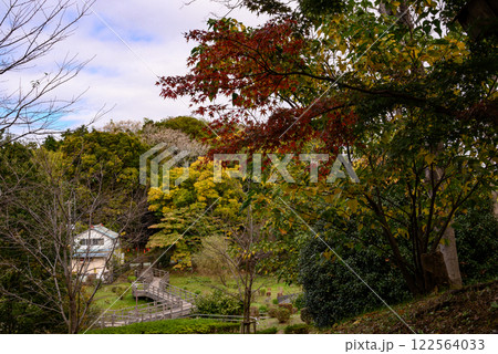 秋の紅葉に染まる山里の風景 122564033