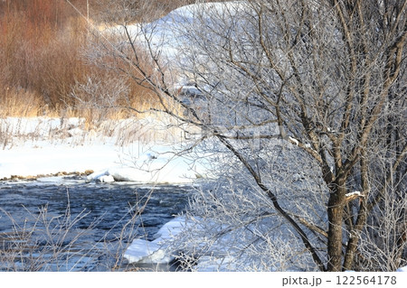 北海道　凍てつく霧氷の川岸と水の流れ 122564178