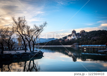 Summer Palace lake with lush trees and stunning mountains. Beijing, China. 122564410