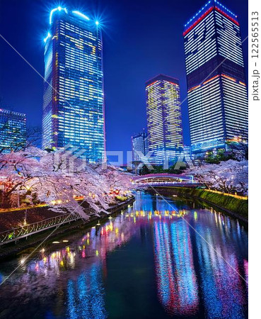 夜桜と東京の夜景 – 伝統と未来の交差点 122565513