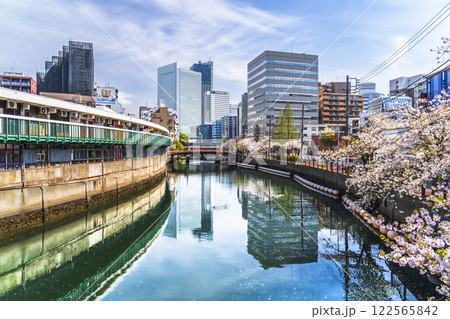 春の横浜・大岡川の都市風景 野毛都橋商店街と高層ビル群【神奈川県・横浜市】 春の横浜・大岡川の都市風景 野毛都橋商店街と高層ビル群【神奈川県・横浜市】 122565842