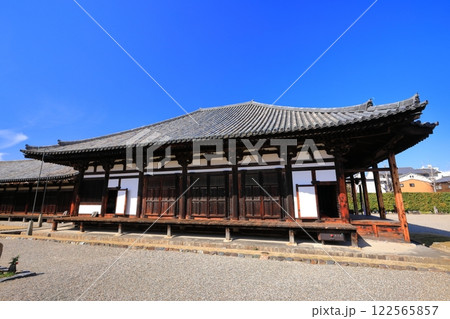 【奈良県】晴天の元興寺の極楽坊本堂 【奈良県】晴天の元興寺の極楽坊本堂 122565857