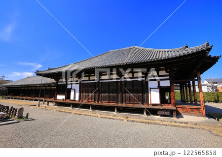 【奈良県】晴天の元興寺の極楽坊本堂 122565858