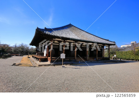 【奈良県】晴天の元興寺の極楽坊本堂 【奈良県】晴天の元興寺の極楽坊本堂 122565859