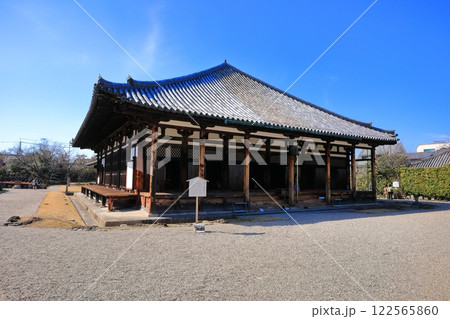 【奈良県】晴天の元興寺の極楽坊本堂 【奈良県】晴天の元興寺の極楽坊本堂 122565860