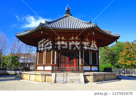 【奈良県】晴天の興福寺（北円堂） 122565870