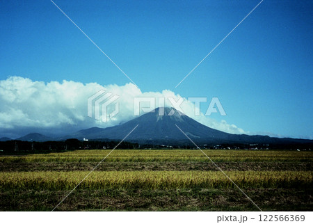 鳥取にある大山とひまわり畑 122566369