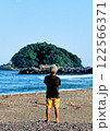 徳島県海陽町でサーフィンをしているのを眺めている様子 122566371