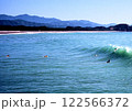 徳島県海陽町でサーフィンをしている様子 122566372
