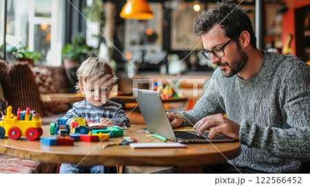 カフェで遊ぶ子供とリモートワークをする父親 カフェで遊ぶ子供とリモートワークをする父親 122566452