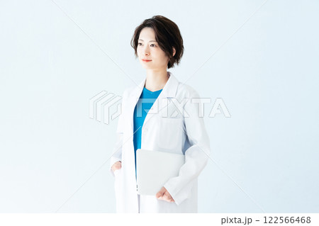 白衣を着た女性 122566468