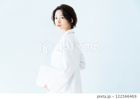 白衣を着た女性 122566469