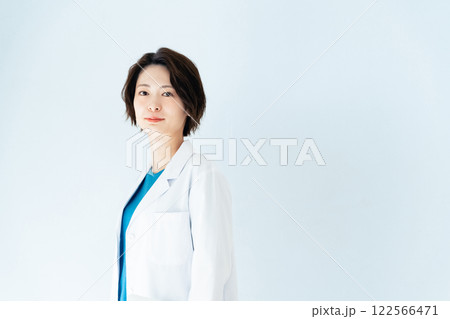 白衣を着た女性 122566471