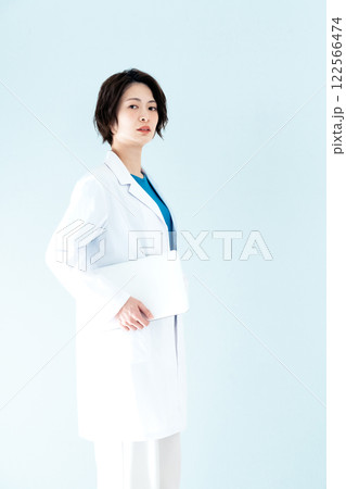 白衣を着た女性 白衣を着た女性 122566474