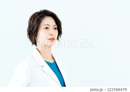 白衣を着た女性 122566479