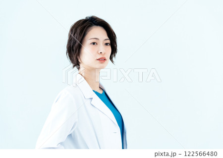 白衣を着た女性 122566480