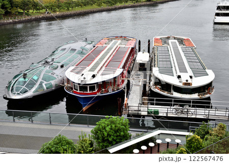 ウォーターズ竹芝前に停留する東京湾クルーズ船 122567476
