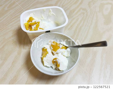 ギリシャヨーグルトに漬けたドライマンゴー 122567521