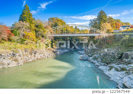 飯田市の名勝天龍峡の紅葉のある風景(長野県) 122567549