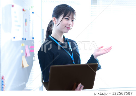 ホワイトボードを使ってプレゼンテーションする若いビジネスウーマン 122567597
