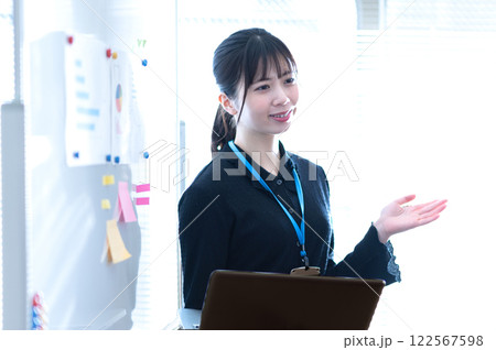 ホワイトボードを使ってプレゼンテーションする若いビジネスウーマン 122567598