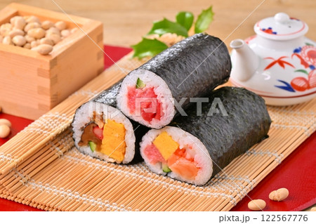 節分の恵方巻と福豆のイメージ。縁起物、厄除け、二月の行事。 節分の恵方巻と福豆のイメージ。縁起物、厄除け、二月の行事。 122567776