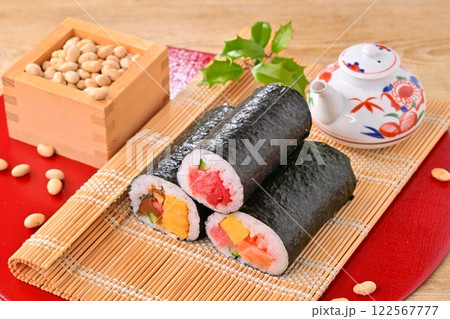 節分の恵方巻と福豆のイメージ。縁起物、厄除け、二月の行事。 122567777
