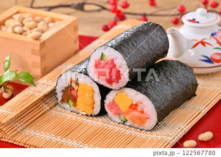節分の恵方巻と福豆のイメージ。縁起物、厄除け、二月の行事。 122567780
