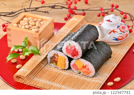 節分の恵方巻と福豆のイメージ。縁起物、厄除け、二月の行事。 節分の恵方巻と福豆のイメージ。縁起物、厄除け、二月の行事。 122567781