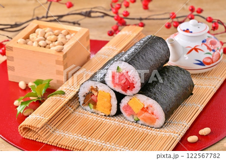 節分の恵方巻と福豆のイメージ。縁起物、厄除け、二月の行事。 122567782