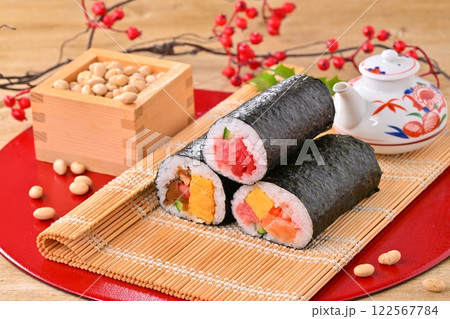 節分の恵方巻と福豆のイメージ。縁起物、厄除け、二月の行事。 122567784