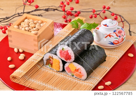 節分の恵方巻と福豆のイメージ。縁起物、厄除け、二月の行事。 節分の恵方巻と福豆のイメージ。縁起物、厄除け、二月の行事。 122567785