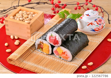 節分の恵方巻と福豆のイメージ。縁起物、厄除け、二月の行事。 節分の恵方巻と福豆のイメージ。縁起物、厄除け、二月の行事。 122567786