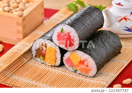 節分の恵方巻と福豆のイメージ。縁起物、厄除け、二月の行事。 122567787