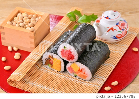 節分の恵方巻と福豆のイメージ。縁起物、厄除け、二月の行事。 122567788