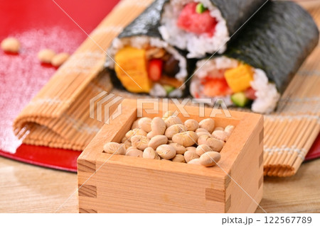 節分の恵方巻と福豆のイメージ。縁起物、厄除け、二月の行事。 122567789