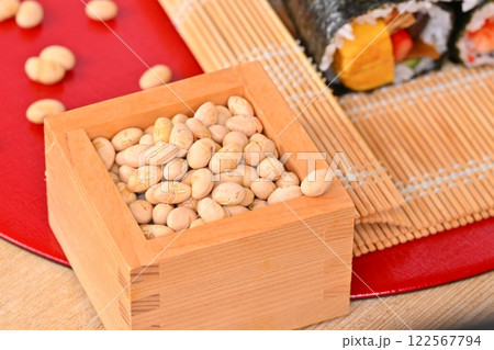 節分の恵方巻と福豆のイメージ。縁起物、厄除け、二月の行事。 節分の恵方巻と福豆のイメージ。縁起物、厄除け、二月の行事。 122567794