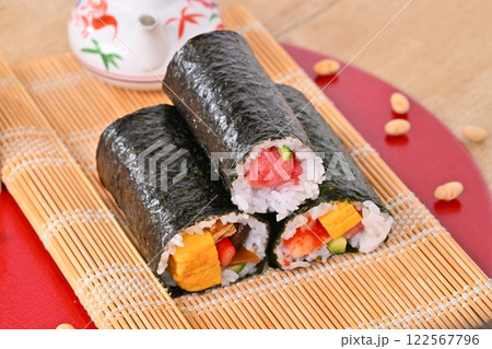 節分の恵方巻と福豆のイメージ。縁起物、厄除け、二月の行事。 122567796