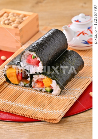 節分の恵方巻と福豆のイメージ。縁起物、厄除け、二月の行事。 122567797