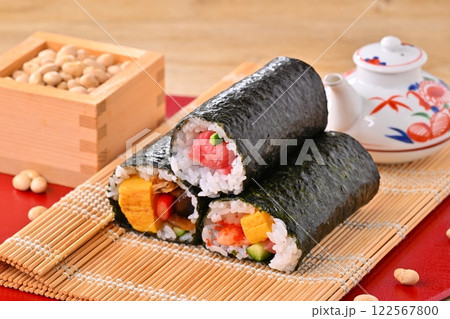 節分の恵方巻と福豆のイメージ。縁起物、厄除け、二月の行事。 節分の恵方巻と福豆のイメージ。縁起物、厄除け、二月の行事。 122567800