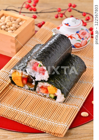 節分の恵方巻と福豆のイメージ。縁起物、厄除け、二月の行事。 122567803
