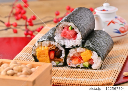節分の恵方巻と福豆のイメージ。縁起物、厄除け、二月の行事。 122567804