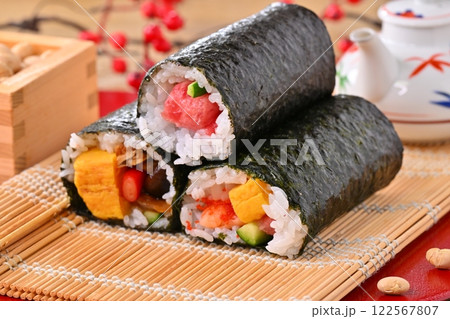 節分の恵方巻と福豆のイメージ。縁起物、厄除け、二月の行事。 122567807